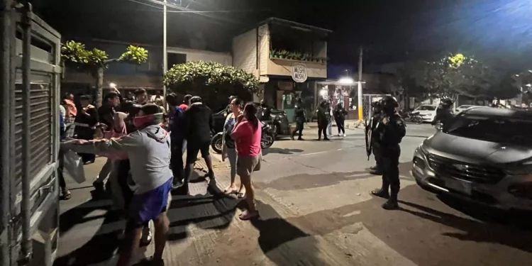 Foto: redes sociales // Inquietud en el fraccionamiento El Rosario por operativo contra cámara de videovigilancia.