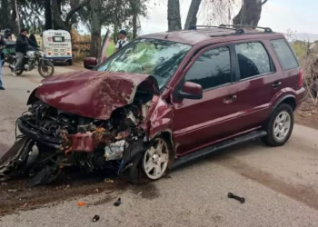 La camioneta Ford EcoSport quedó con el frente destrozado tras colisionar a la altura del kilómetro 17 de la carretera a Minas.