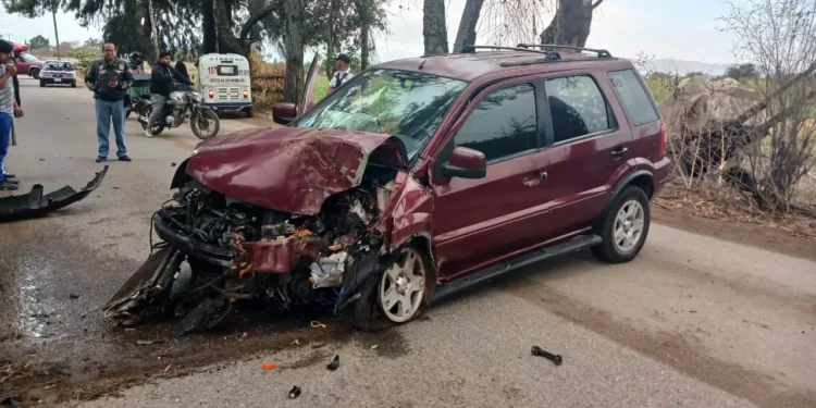 La camioneta Ford EcoSport quedó con el frente destrozado tras colisionar a la altura del kilómetro 17 de la carretera a Minas.