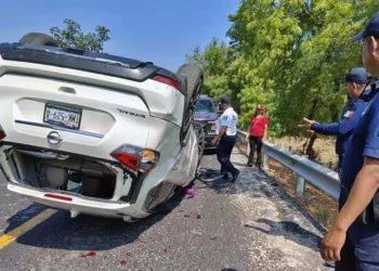 La camioneta X-Trail quedó abandonada tras volcar en Villa de Tututepec.