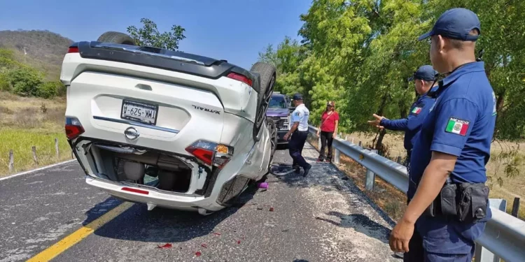 La camioneta X-Trail quedó abandonada tras volcar en Villa de Tututepec.