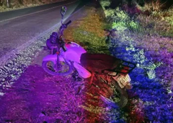La familia, que viajaba en una moto, fue proyectada contra el pavimento tras ser golpeada por un auto “fantasma”.