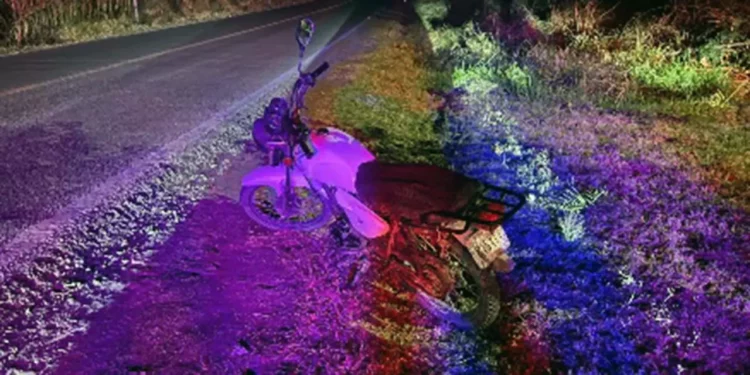 La familia, que viajaba en una moto, fue proyectada contra el pavimento tras ser golpeada por un auto “fantasma”.
