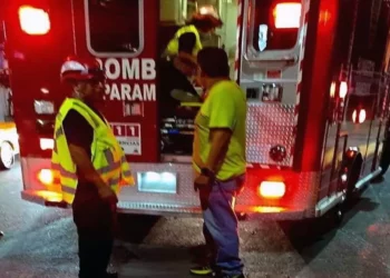 La mujer falleció cuando la ambulancia iba en camino hacia un hospital.