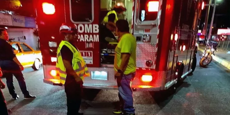 La mujer falleció cuando la ambulancia iba en camino hacia un hospital.