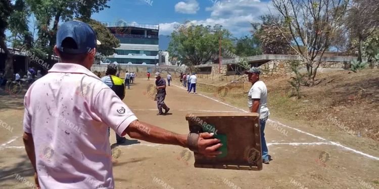 Fotos: Leobardo García Reyes // San Agustín Amatengo fue el ganador del Torneo de Pelota Mixteca.