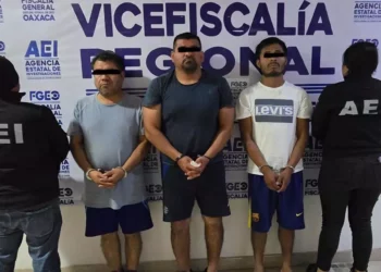 Los tres presuntos delincuentes intentaron comprar su libertad al sobornar a los policías.
