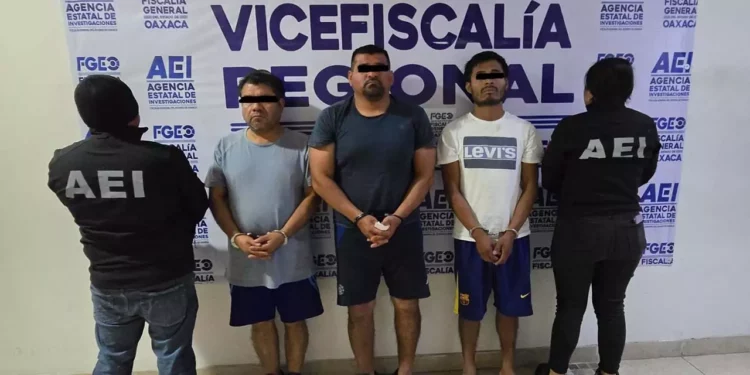 Los tres presuntos delincuentes intentaron comprar su libertad al sobornar a los policías.