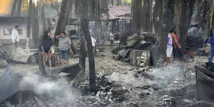 Foto: Redes sociales // La destrucción causada por el fuego luego del amanecer del viernes.