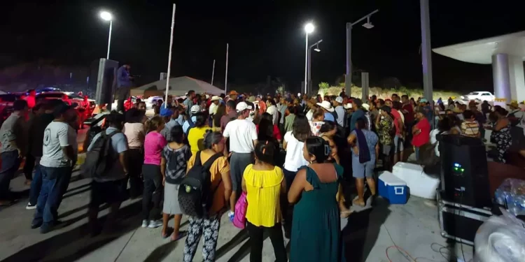 Foto: Radio Colotepec 89.9 FM // La noche del jueves, previo a la liberación de la supercarretera Barranca Larga-Ventanilla, luego de 4 días de bloqueo.
