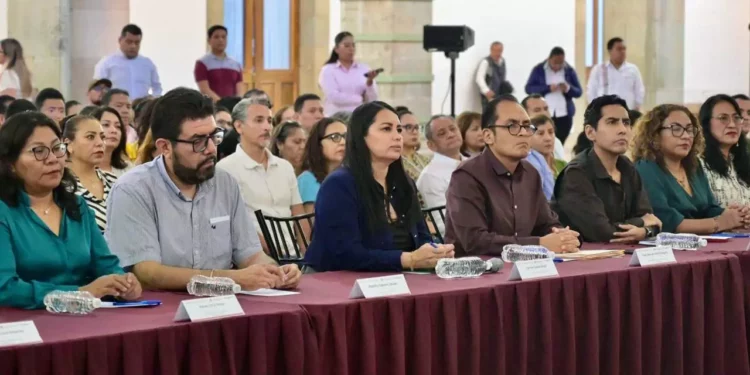 Foto: Gobierno de Oaxaca // La noche del martes, el STPEIDCEO entregó su pliego petitorio al gobierno jarista.