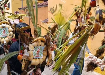 Fotos: Lisbeth Mejía Reyes // Las cruces de palma y la imagen del santo son los elementos principales del Domingo de Ramos en Yatareni.
