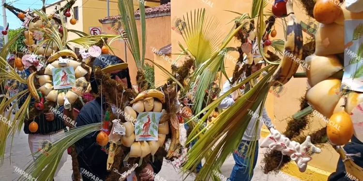 Fotos: Lisbeth Mejía Reyes // Las cruces de palma y la imagen del santo son los elementos principales del Domingo de Ramos en Yatareni.