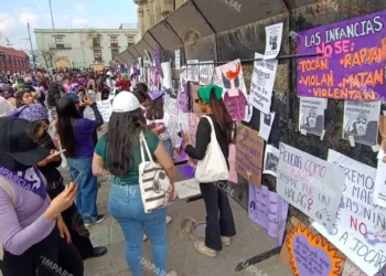 Foto: Lisbeth Mejía // Las vallas metálicas fueron lienzo para los mensajes de protesta.