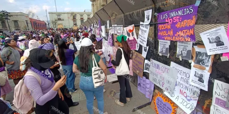 Foto: Lisbeth Mejía // Las vallas metálicas fueron lienzo para los mensajes de protesta.