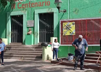 Foto: Lisbeth Mejía // Limpieza en el exterior del mercado IV Centenario.