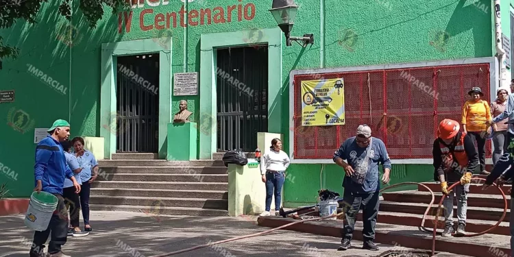 Foto: Lisbeth Mejía // Limpieza en el exterior del mercado IV Centenario.