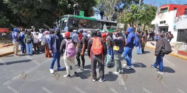 Los estudiantes normalistas acordaron retornar a las aulas y suspender las movilizaciones en la capital oaxaqueña.
