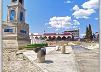Los trabajos de levantamiento y colocación de concreto en la Plaza de la Constitución de Tlaxiaco han generado inconformidad entre habitantes.