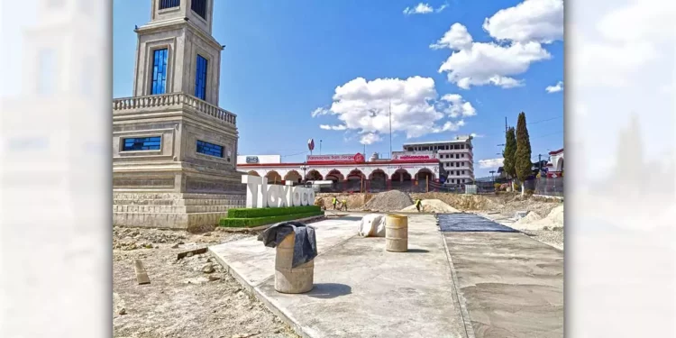 Los trabajos de levantamiento y colocación de concreto en la Plaza de la Constitución de Tlaxiaco han generado inconformidad entre habitantes.