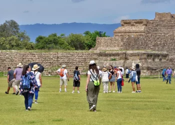 Visitantes acudieron a la zona arqueológica de Monte Albán para recibir la primavera 2026.