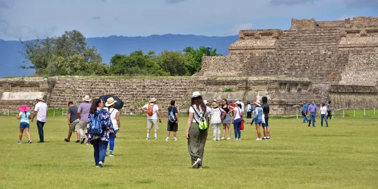 Visitantes acudieron a la zona arqueológica de Monte Albán para recibir la primavera 2026.