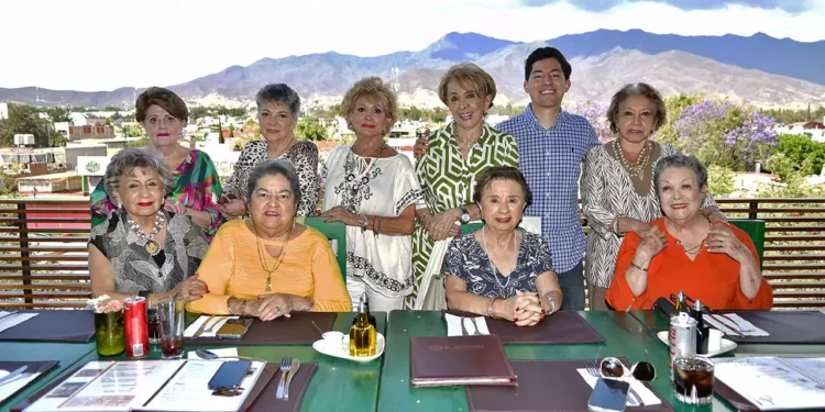 Fotos: Rubén Morales // Mayola Audiffred celebró su cumpleaños acompañada de sus grandes amigas, quienes le expresaron su cariño y buenos deseos en una agradable comida.