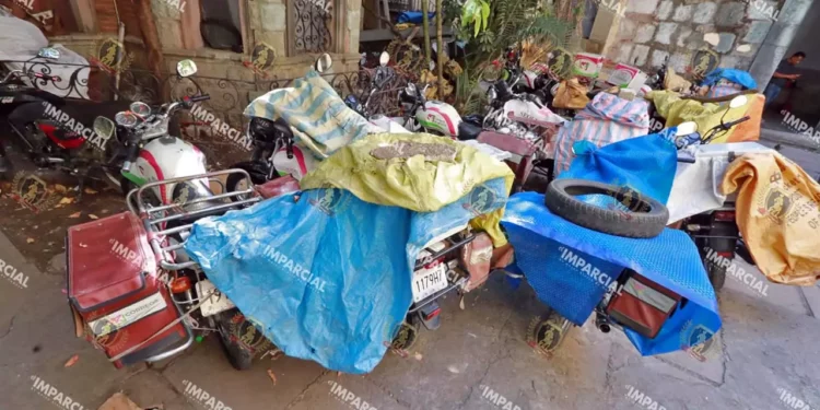 Foto: Adrián Gaytán // Motocicletas del Servicio Postal Mexicano varadas, en ruinas y sin refacciones. Algunas con hasta 15 años de servicio.