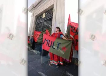 Foto: Adrián Gaytán // Movilización de militantes del MULT en Palacio de Gobierno.