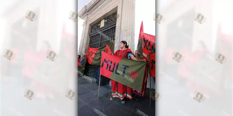 Foto: Adrián Gaytán // Movilización de militantes del MULT en Palacio de Gobierno.