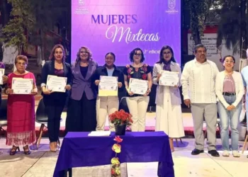 Mujeres destacadas compartieron sus experiencias con estudiantes.