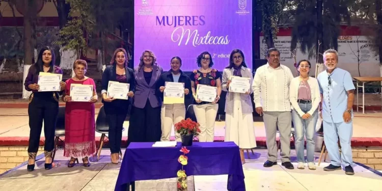 Mujeres destacadas compartieron sus experiencias con estudiantes.