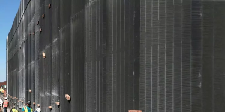 Muro de “Calor”: La nueva barrera negra mate de EE. UU. frente a Ciudad Juárez que busca frenar la escalada