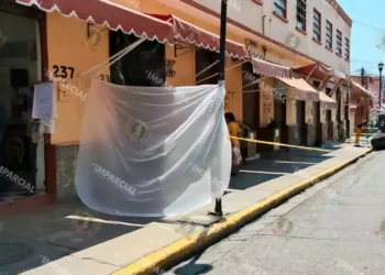 Foto: Jesús Santiago // Oaxaca Camina es una obra del gobierno del estado; ante molestias y polvo dueños de negocios optaron por colocar lonas o plásticos para protegerse.