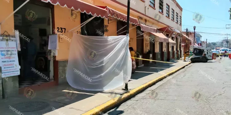 Foto: Jesús Santiago // Oaxaca Camina es una obra del gobierno del estado; ante molestias y polvo dueños de negocios optaron por colocar lonas o plásticos para protegerse.