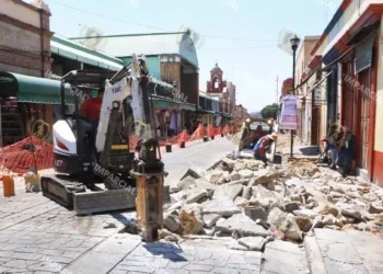 Foto: Adrián Gaytán // Obras sin la mínima planeación para aminorar las afectaciones, común denominador en la ciudad. Estas son de Oaxaca Camina, del gobierno del estado.