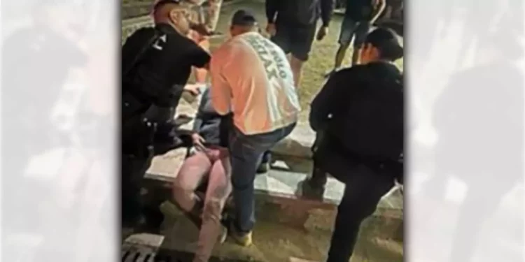 Paramédicos de Cruz Roja brindaron auxilio a la mujer tras el reporte ciudadano.