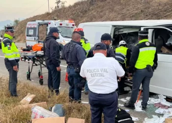 Paramédicos de Capufe y Protección Civil maniobraron durante varios minutos para liberar al menor de 6 años.
