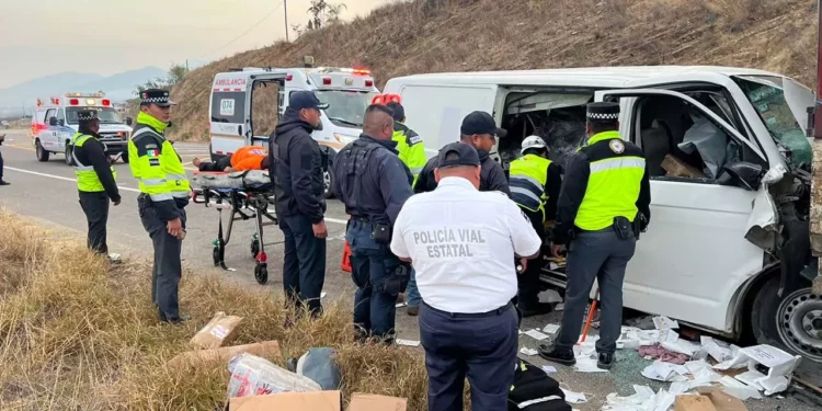 Paramédicos de Capufe y Protección Civil maniobraron durante varios minutos para liberar al menor de 6 años.