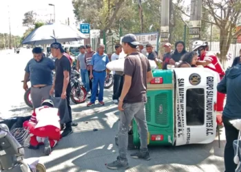 Paramédicos y policías trabajaron de manera coordinada para atender la emergencia.