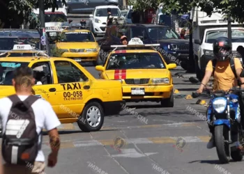 Pago electrónico en gasolineras no parece mala idea para taxistas, aunque tienen opinión dividida a la decisión de Claudia Sheinbaum.