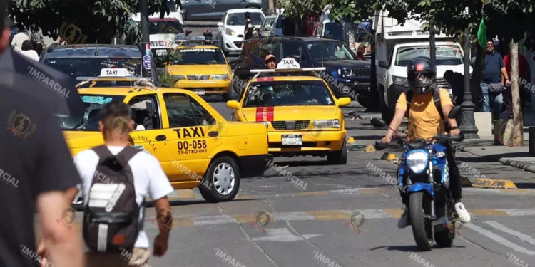 Pago electrónico en gasolineras no parece mala idea para taxistas, aunque tienen opinión dividida a la decisión de Claudia Sheinbaum.