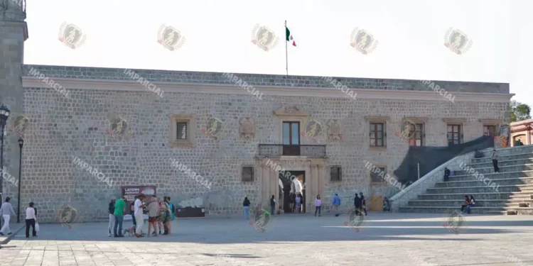 Foto: Adrián Gaytán // Palacio Municipal de Oaxaca de Juárez y la Plaza de la Danza.