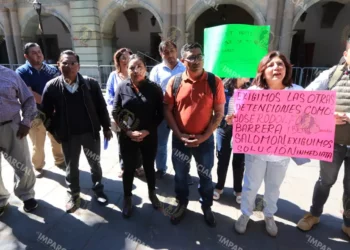 Foto: Adrián Gaytán // Peregrinar de afectados por fraude en agencia automotriz.