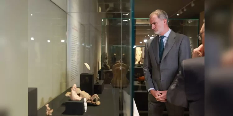 Felipe VI reconoce abusos durante la conquista en una visita sorpresa a exposición en Madrid