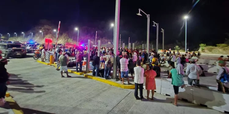 Foto: Radio Colotepec 89.9 FM // Las comunidades advirtieron que en caso de los gobiernos estatal y federal incumplan con sus demandas, podrían volver a bloquear la supercarretera.