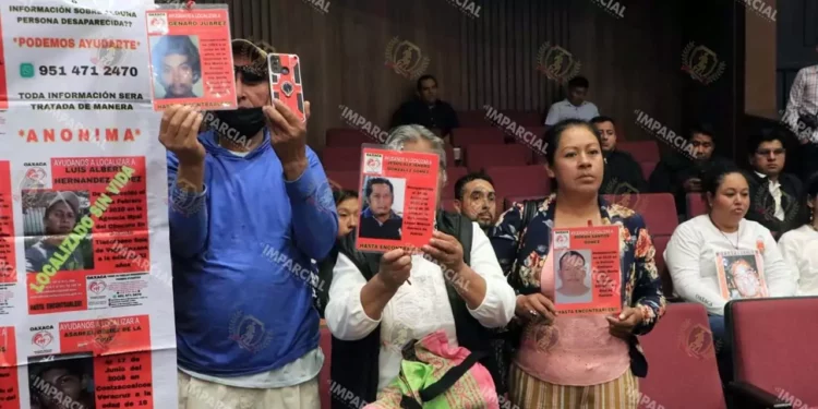 Foto: Adrián Gaytán // Familiares de desaparecidos protestaron a media semana en el Congreso de Oaxaca.