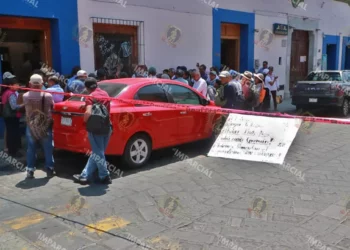 Foto: Adrián Gaytán // Profesores jubilados de la Sección 22 bloquearon frente el edificio sede histórico del magisterio oaxaqueño.