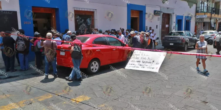 Foto: Adrián Gaytán // Profesores jubilados de la Sección 22 bloquearon frente el edificio sede histórico del magisterio oaxaqueño.
