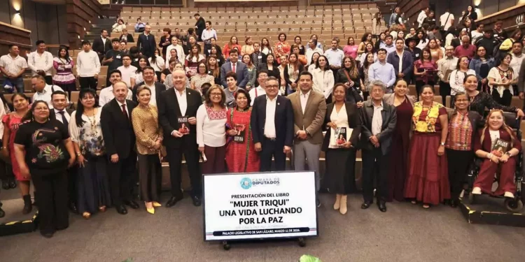 Se destacó la aportación de este libro para encaminar la pacificación de la región triqui a través de la mirada de una mujer.